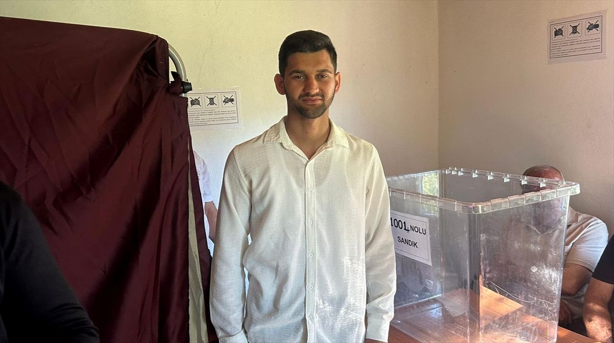 21 yaşındaki Emirhan Çepe, Terskırık Mahallesi'nin yeni muhtarı oldu