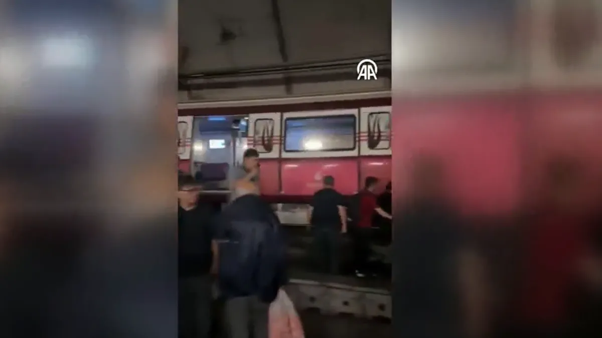 Kadıköy-Sabiha Gökçen metrosu raydan çıktı! Yolcular tünelden tahliye ediliyor