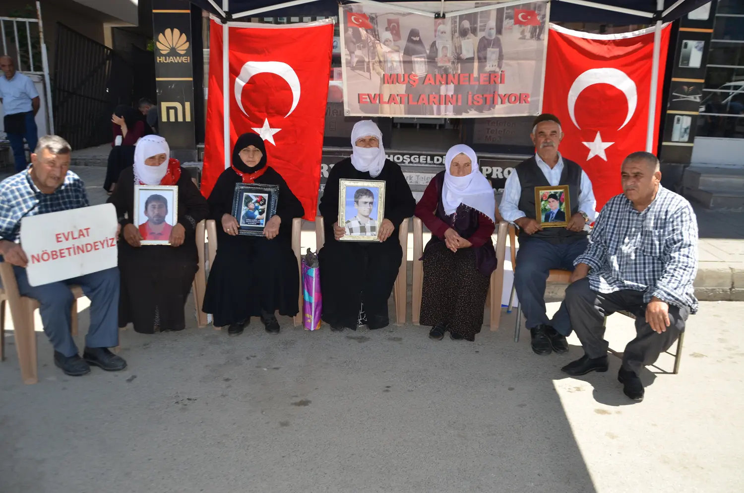 DEM Parti önünde evlat nöbeti: Bu bizim davamız değil, sizi kandırıyorlar
