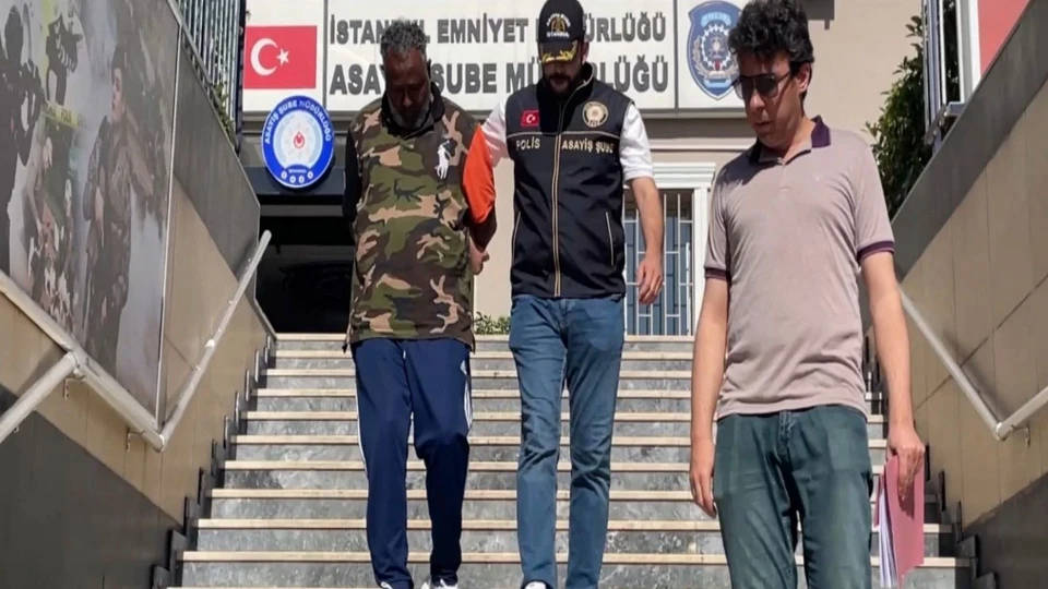 Fatih'te otobüste turist hırsızlığı: Şüpheli havalimanında tutuklandı