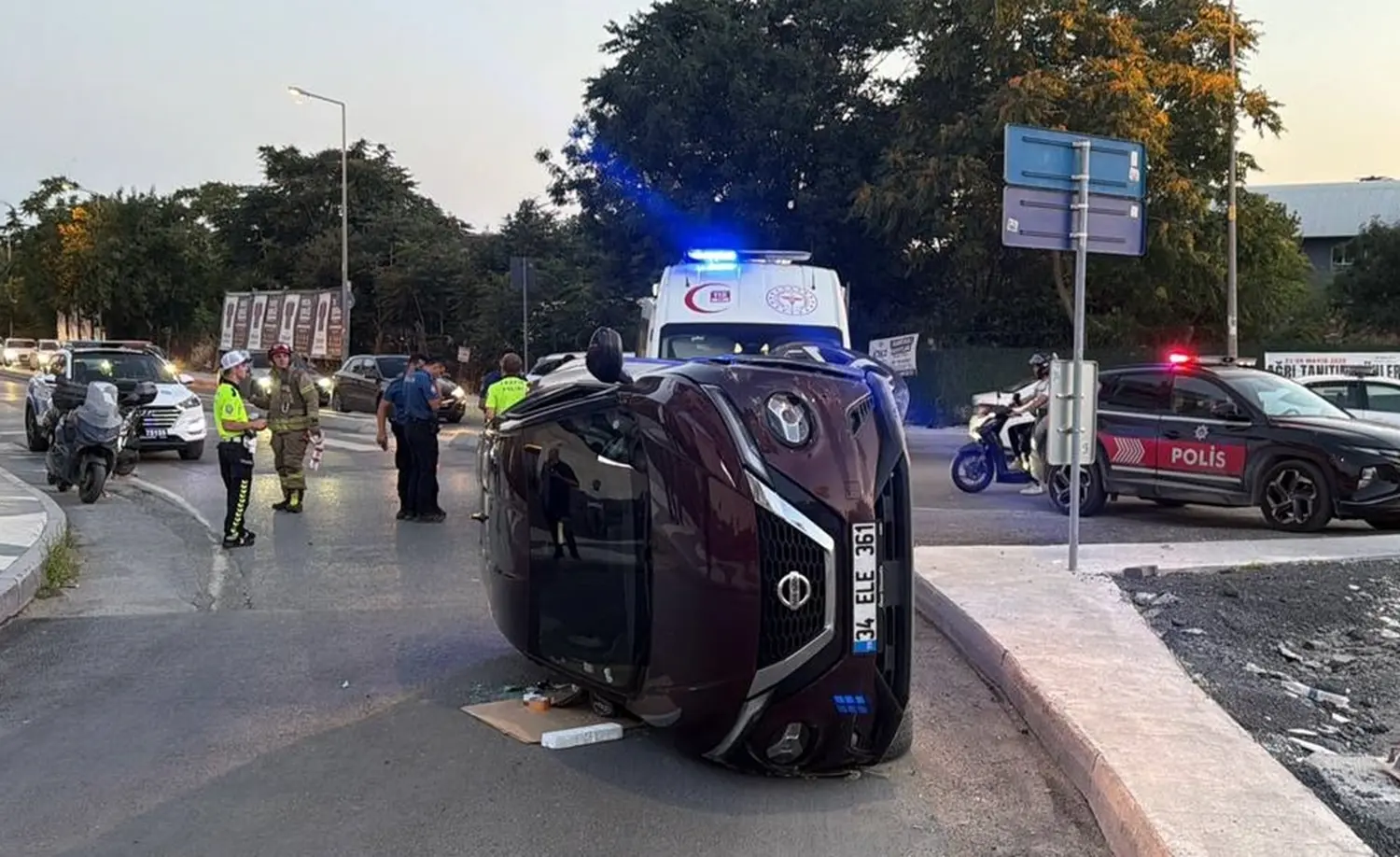 Bakırköy'de refüje çarpan otomobil devrildi