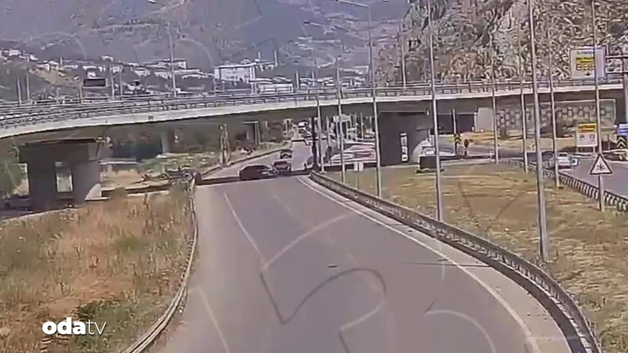 Kavşağı kaçırdı: Feci kaza kamerada