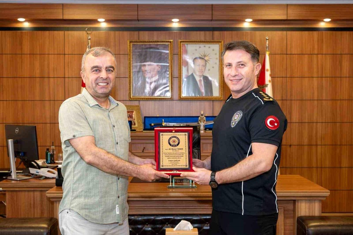 Bilecik'te emekli olan polis memuru Taner'e plaket takdim edildi