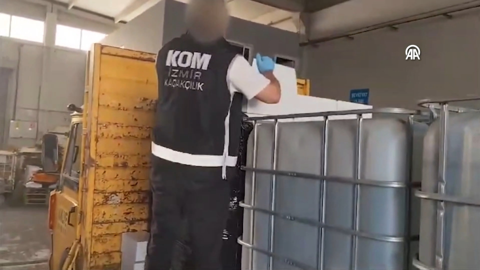 İzmir'de 8 bin 603 şişe kaçak içki ele geçirildi