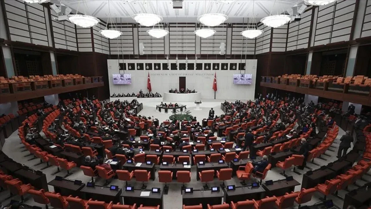 Meclis tatili askıda! Milyonları ilgilendiren düzenlemeler geliyor
