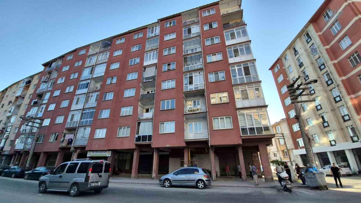 Eşinin tatilde olduğu sırada yatağında cansız bedeni bulundu