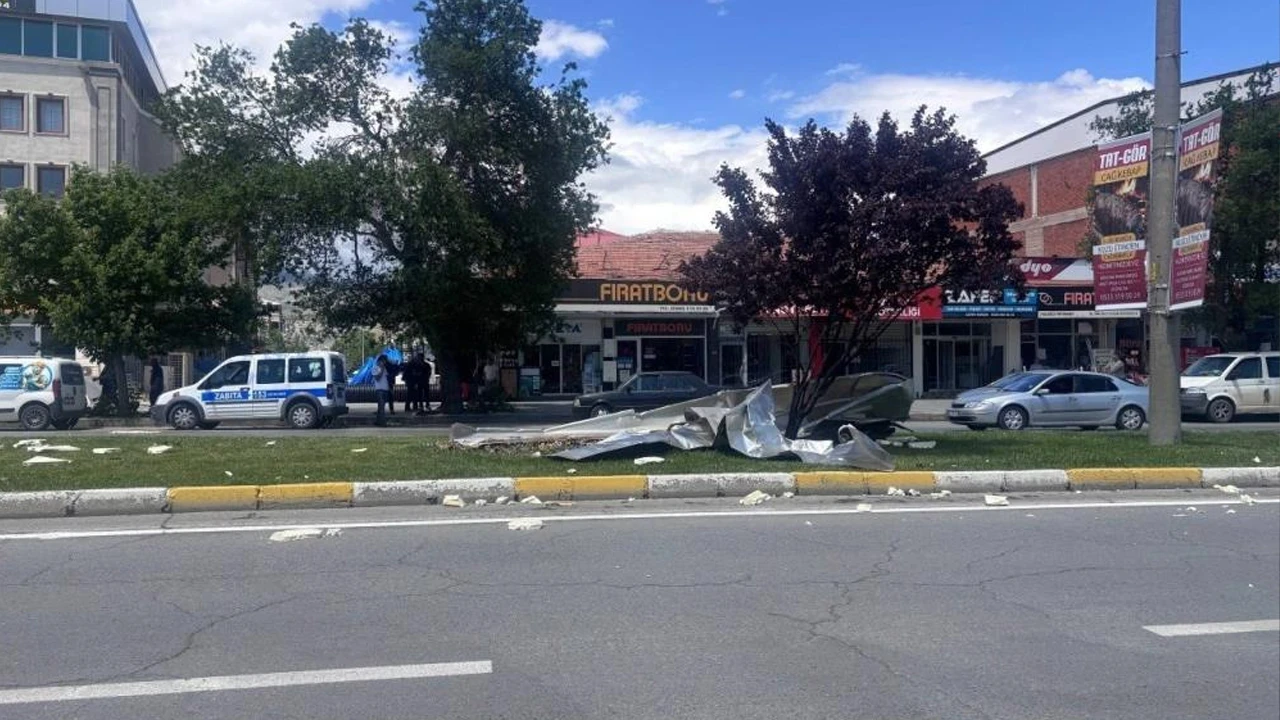 Erzincan'da şiddetli fırtına: Çatılar uçtu, ağaçlar devrildi