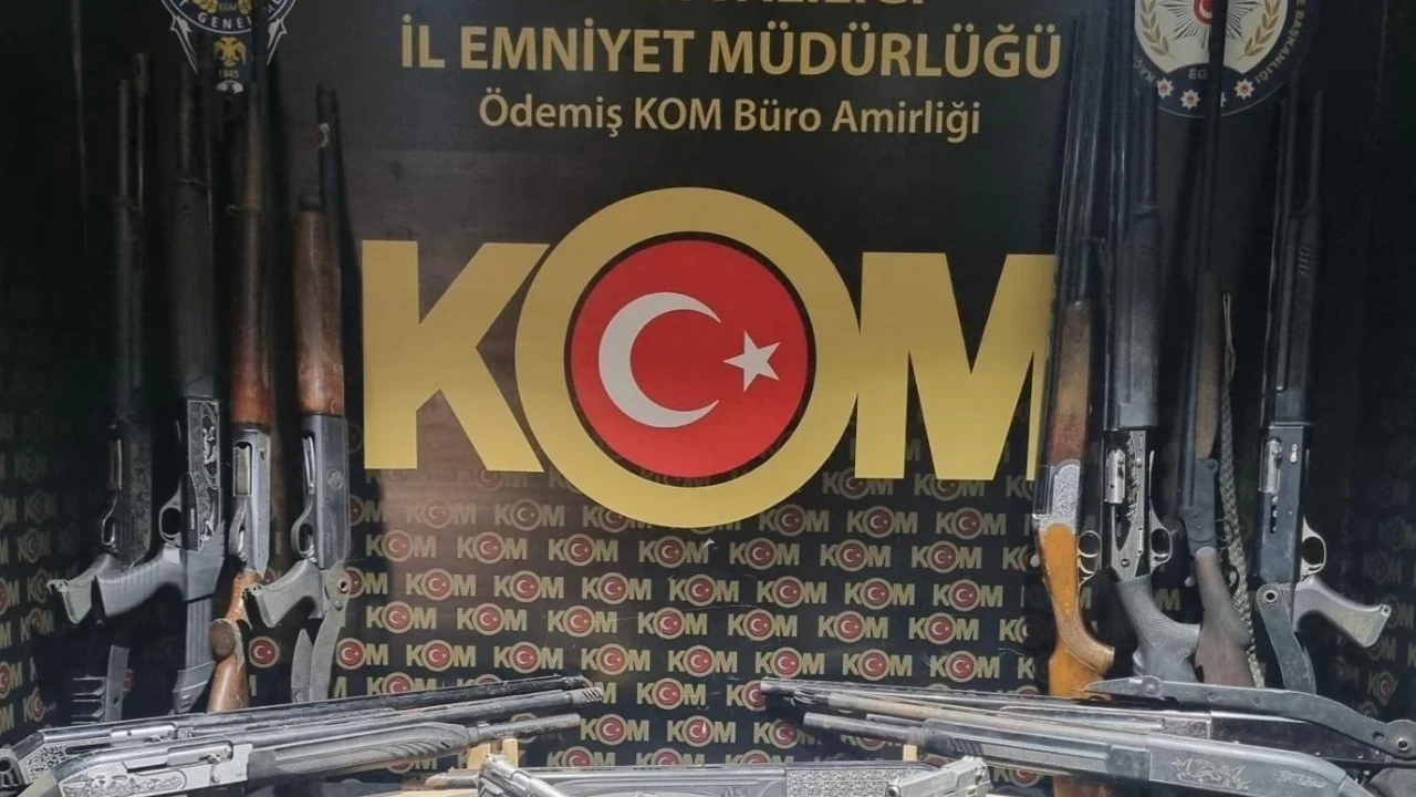 İzmir'de yasa dışı silah operasyonu: Çok sayıda silah ele geçirildi