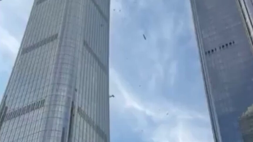 Pekin'de gökdelene çarpan küçük uçağın pilotunun öldüğü bildirildi