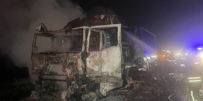 Tavuk eti yüklü tır küle döndü
