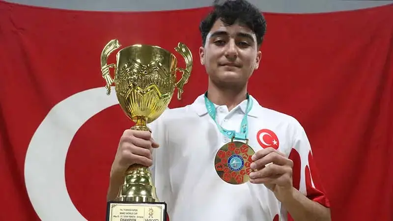 Ağabeyinin teşvikiyle başladığı kick boksta dünya şampiyonu oldu