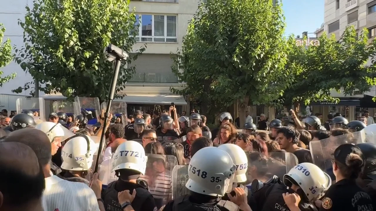İzmir'de bir araya gelen gruba müdahale: 36 gözaltı