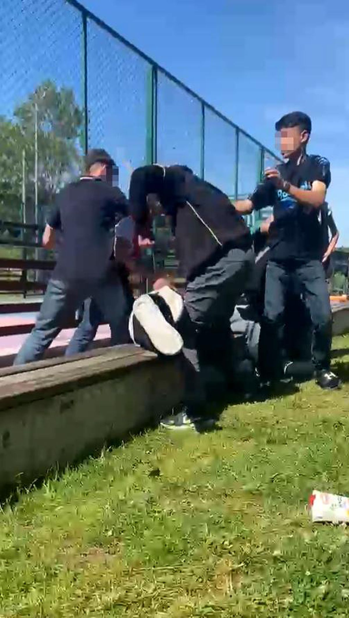 Arnavutköy'de çocuklar arasındaki kavga kamerada: acımasızca saldırdılar