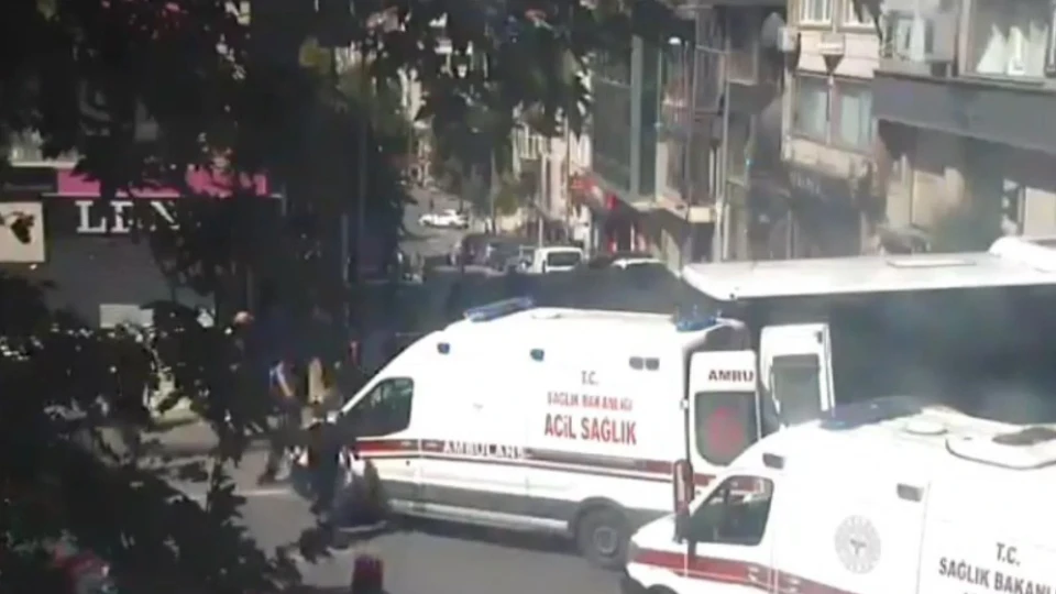 Fatih'te İETT otobüsü caddeye dönüş yapan ambulansla çarpıştı: Çok sayıda yaralı var | İstanbul Yerel Haberler