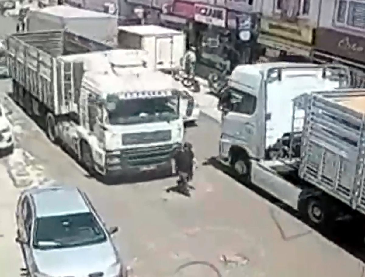 TIR'ın çarptığı yaya öldü; kaza kamerada