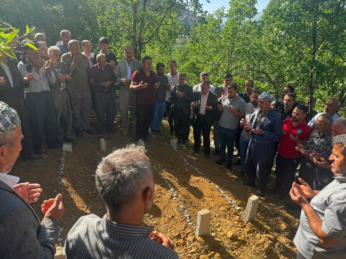 Hakkari'de eşi tarafından öldürülen kadın ile iki kardeşi ve annesi yan yana defnedildi