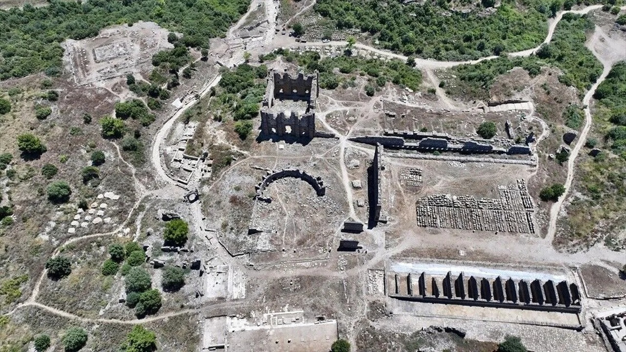 Aspendos'un yaklaşık 2 bin yıllık ana caddesi yeniden hayat buldu