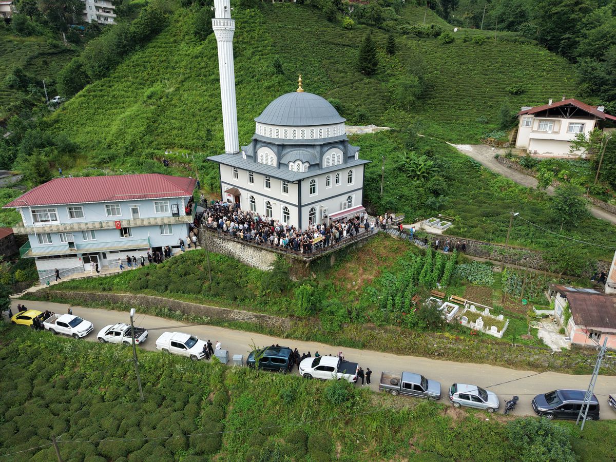Rize'de kaza sonucu hayatını kaybeden genç kız toprağa verildi