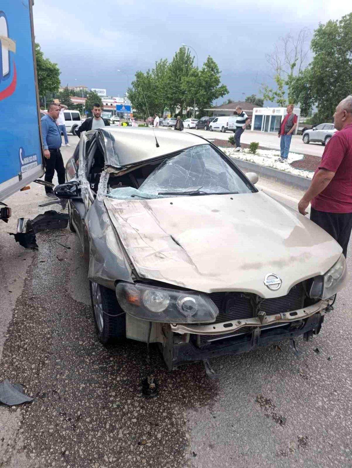 Park halindeki kamyonete çarptı, 2 çocuk yaralandı