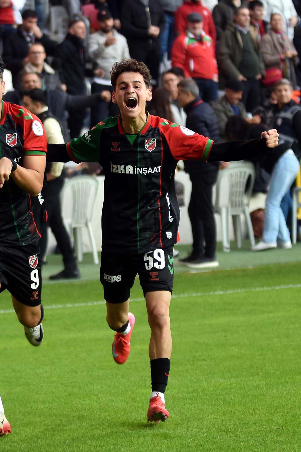 Karşıyaka'da Adem'in bonservisi gecikti