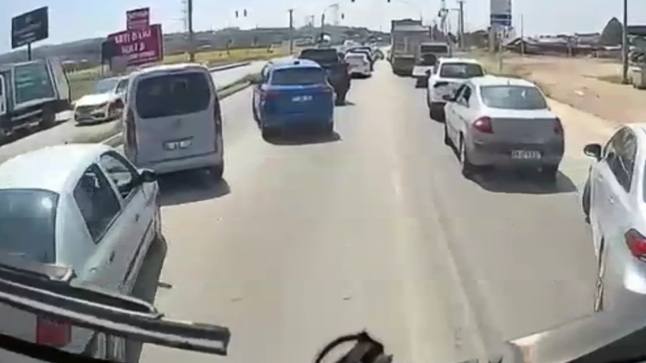 Yangına giden itfaiye ekibe fermuar sistemiyle yol açtılar: O anlar kamerada