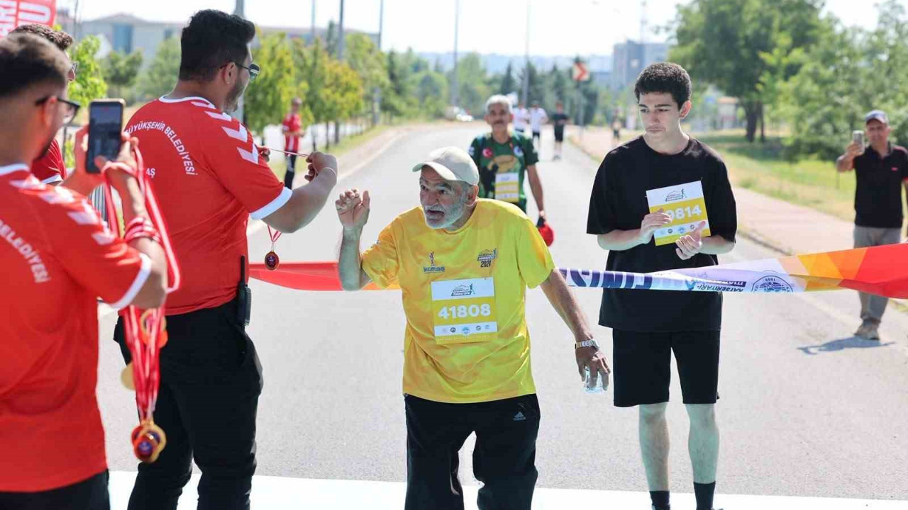 Kayseri, 7’den 70’e demokrasi koşusunda buluştu