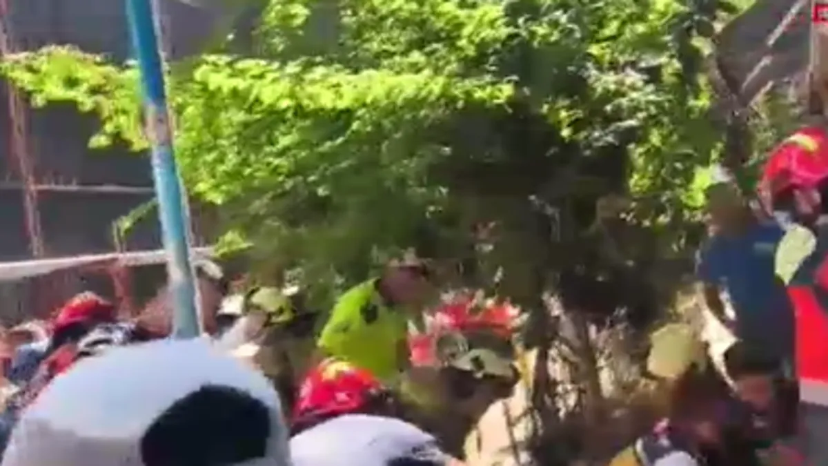 SON DAKİKA | Kadıköy'de panik anları: Yıkımı yapılan binada çökme!