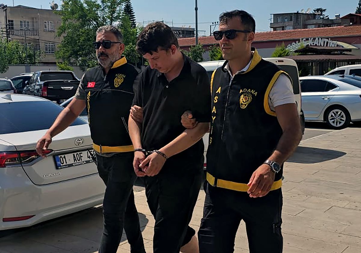 Başkasının kimliğini gösteren firari hükümlü, koluna yazdırdığı adı fark edilince yakalandı