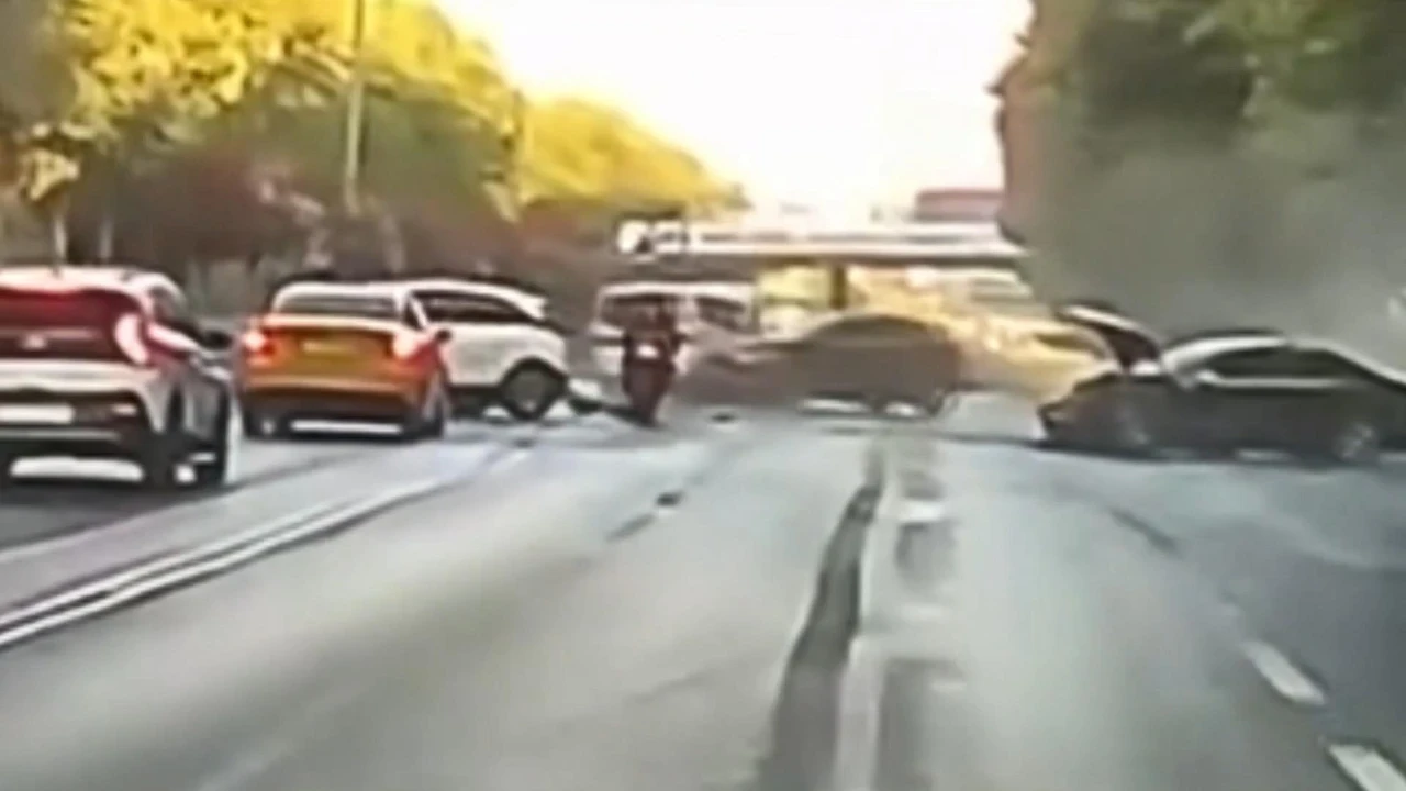 İstanbul'da 5 Araç Birbirine Girdi, Yaralılar Var