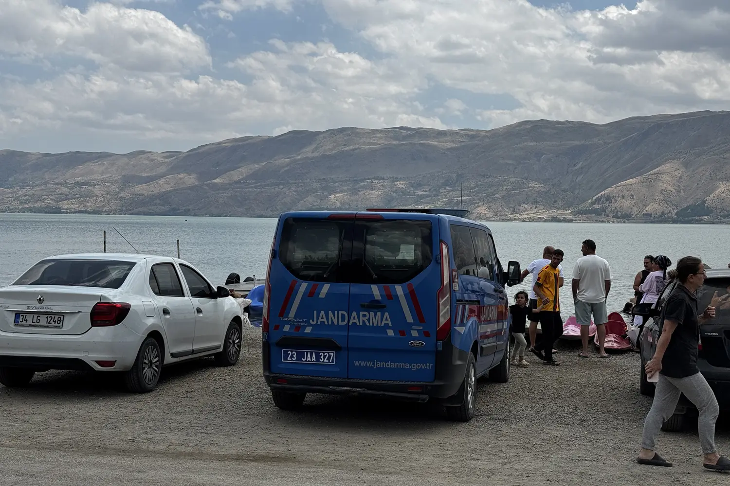 Hazar Gölü'nde su alan kayıktaki 8 kişi tahliye edildi