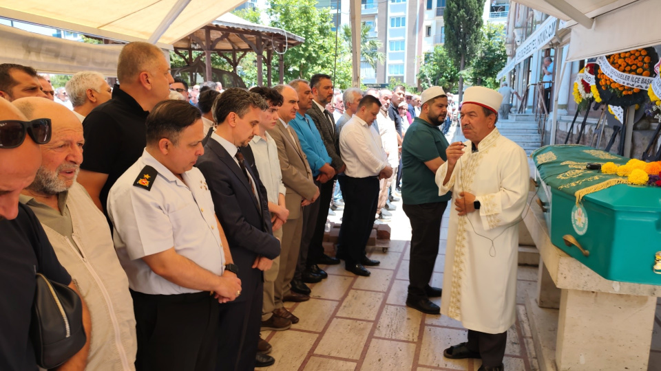 Kalp krizinden ölen arkadaşının cenazesinde kalp krizi geçirdi