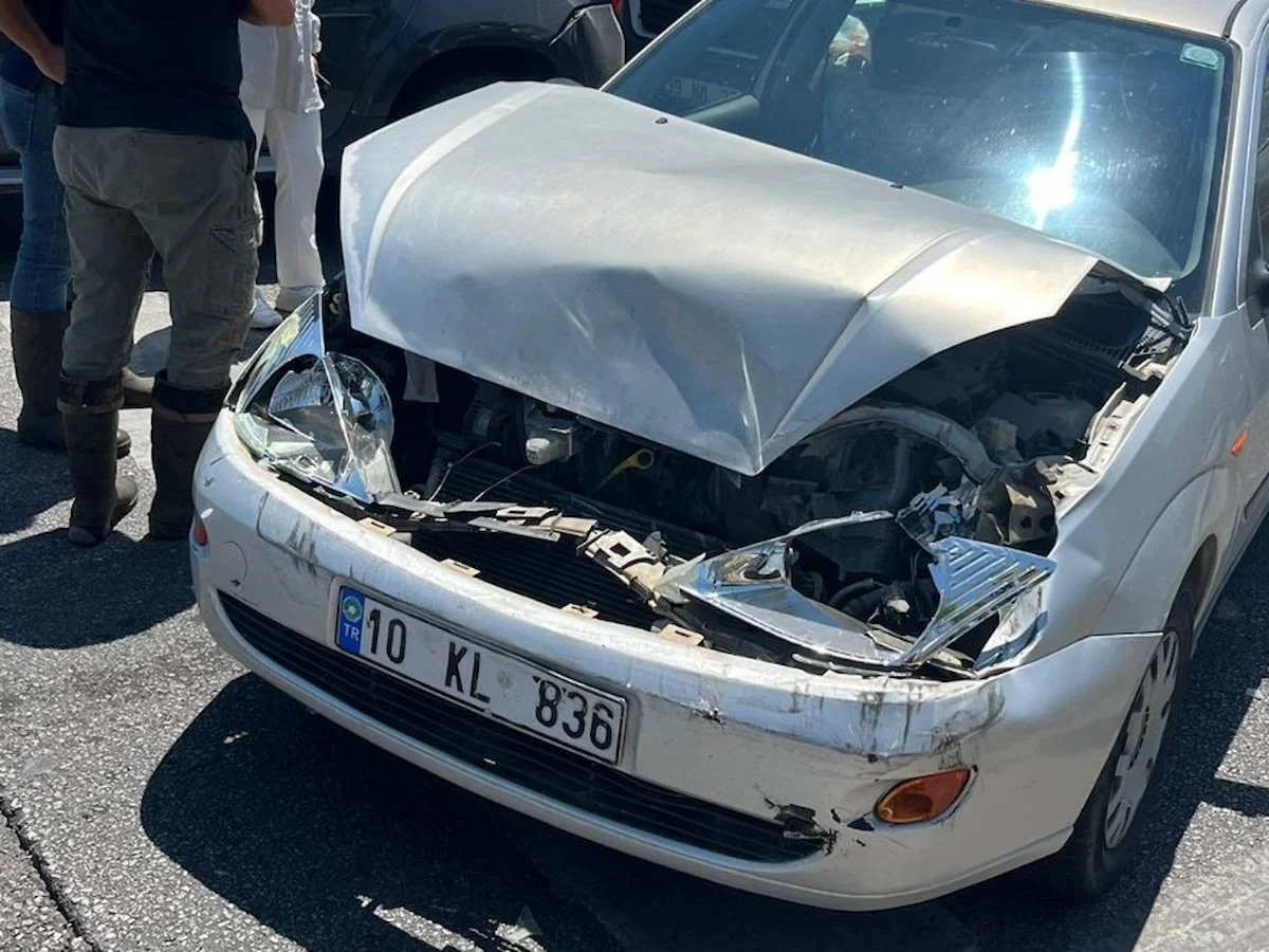 Balıkesir'de 6 araç zincirleme kaza yaptı; 2 yaralı