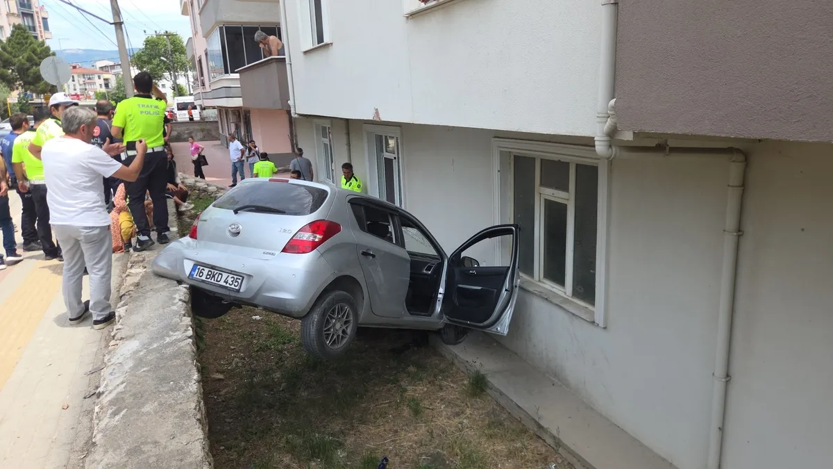 Bahçeye uçan otomobilde can pazarı! 2'si çocuk 3 yaralı