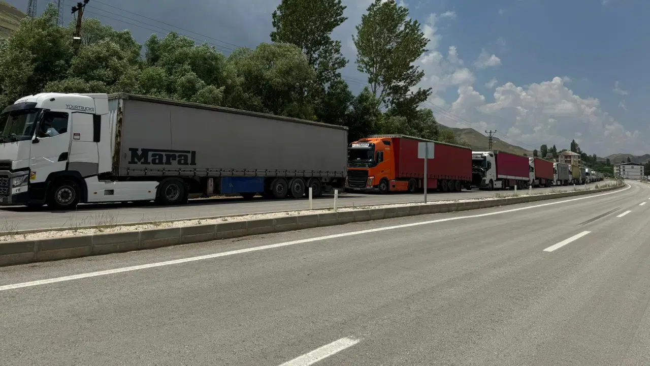 Esendere Sınır Kapısı'nda 3 kilometrelik TIR kuyruğu