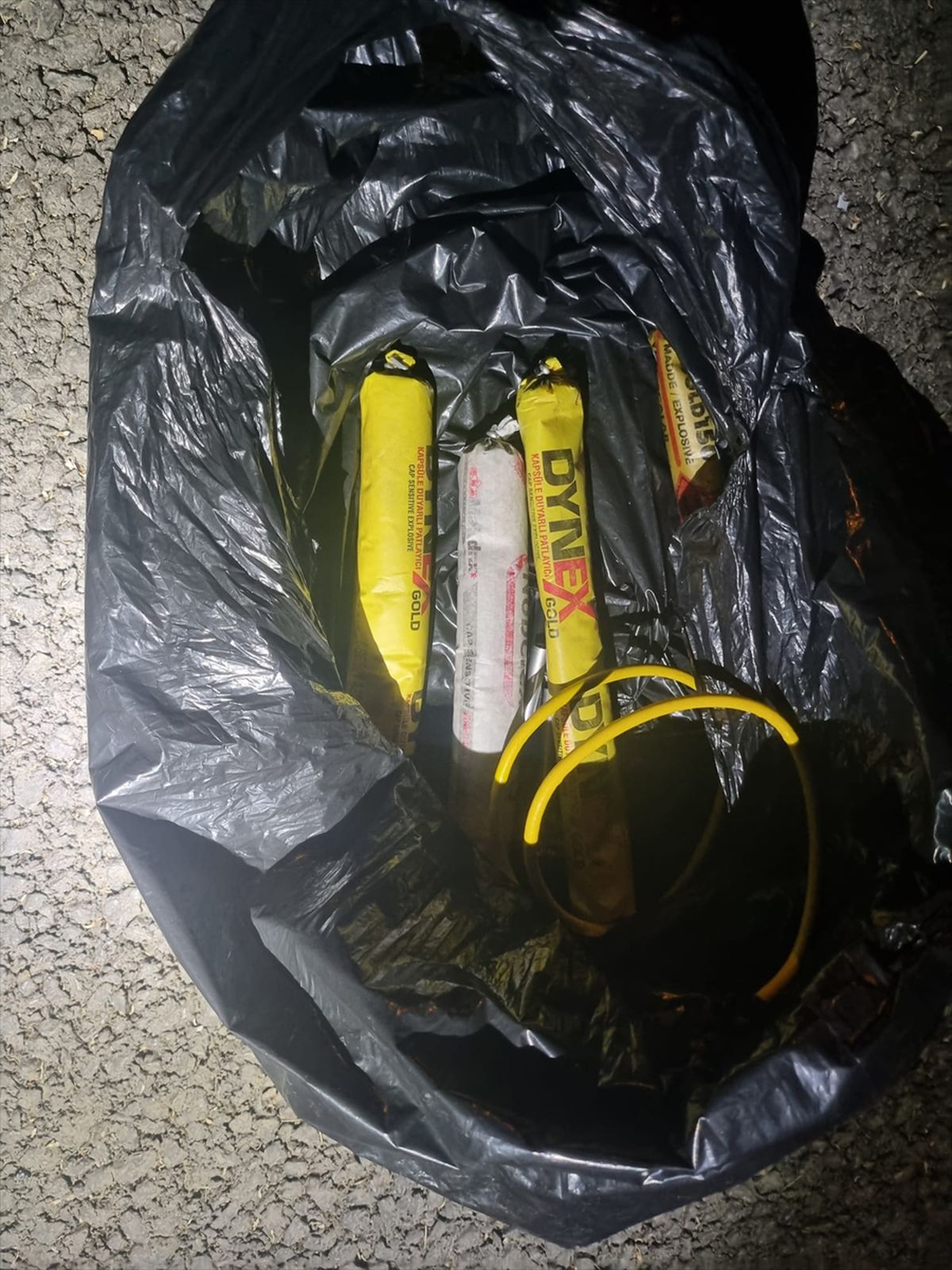 Kozan'da patlayıcı ve tüfek ele geçirildi, sürücü tutuklandı