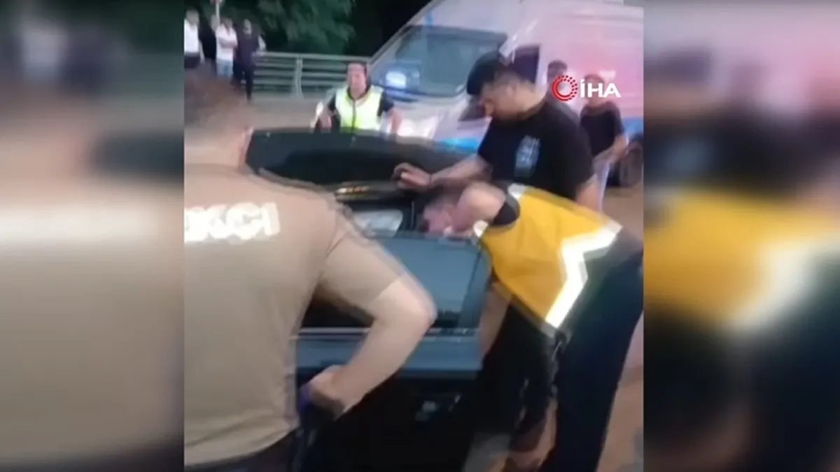 Yağışlı yolda iki otomobil çarpıştı: 4 yaralı