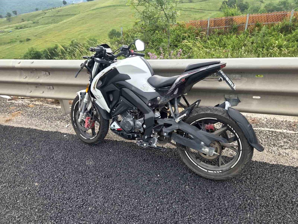 Motosiklet virajda savruldu sürücü ağır yaralı