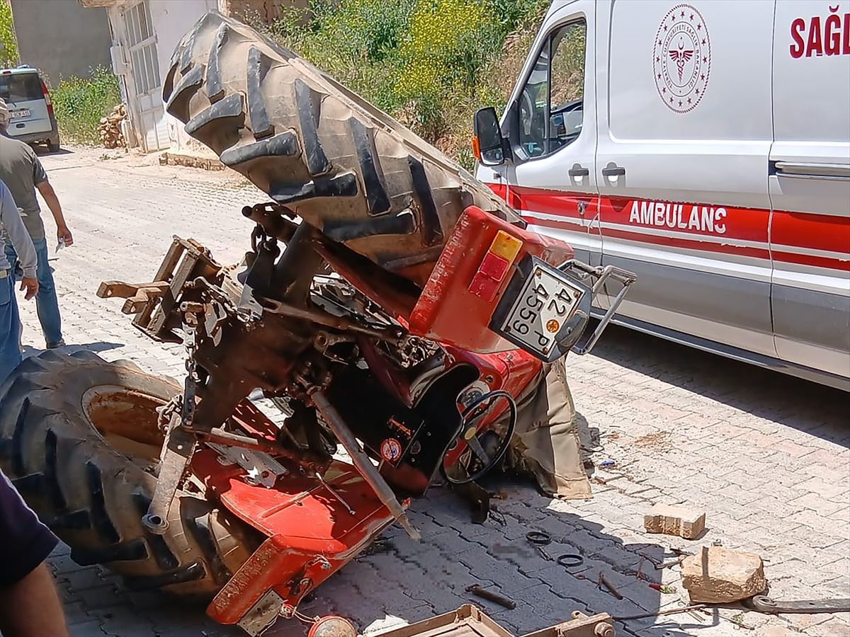 Konya'da devrilen traktörün sürücüsü öldü