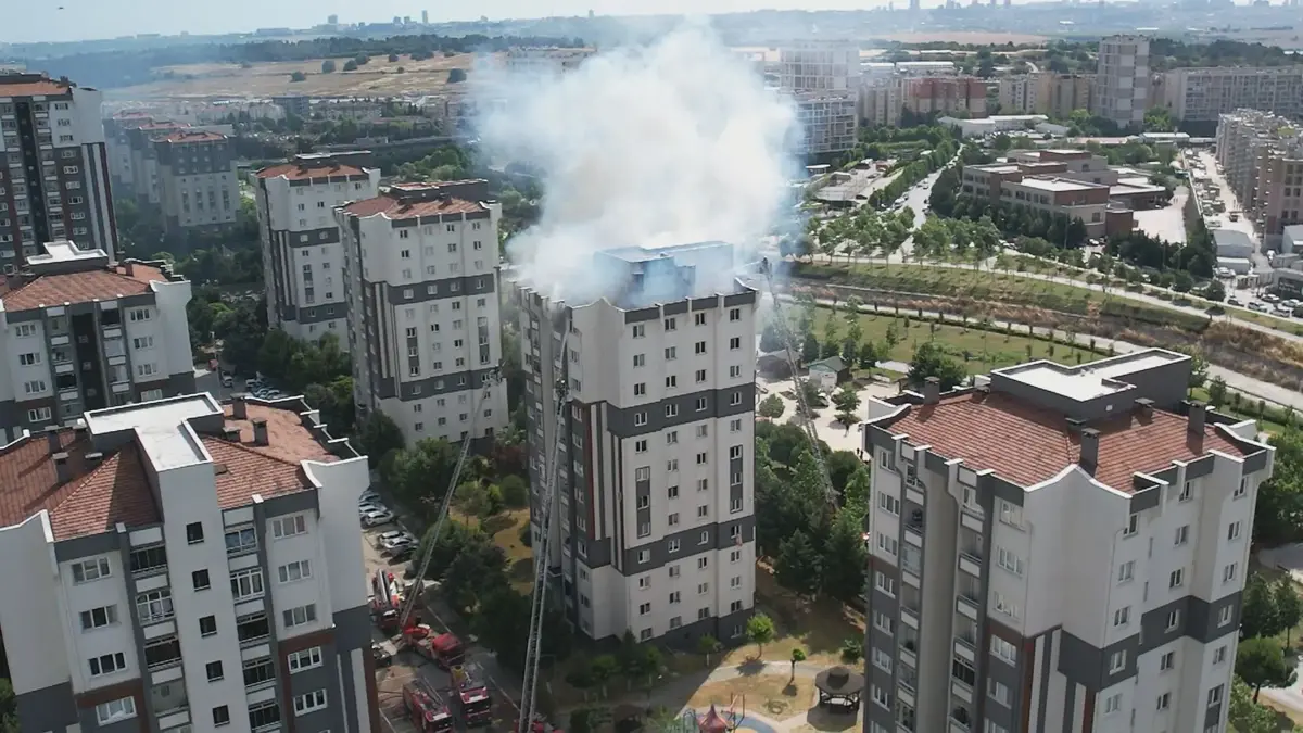 İstanbul Küçükçekmece'de bina çatısında yangın