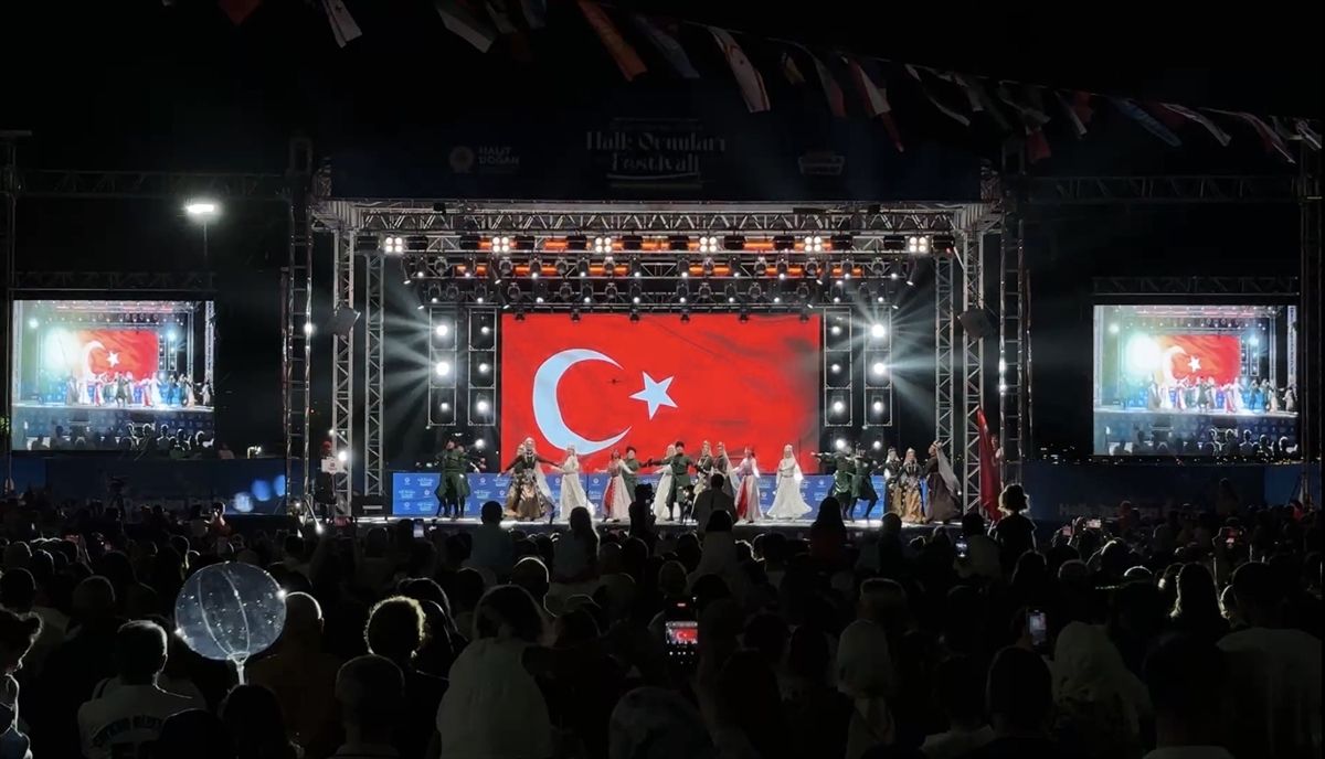 Samsun'da 36. Uluslararası Halk Oyunları Festivali devam ediyor