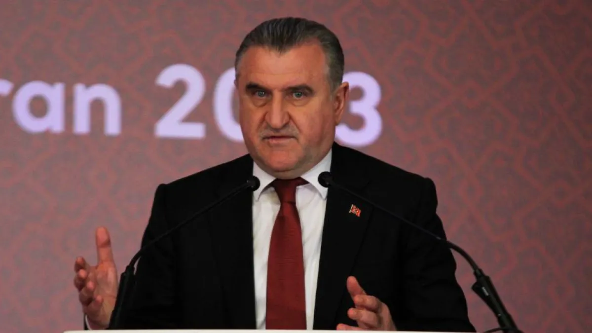 Bakan Osman Aşkın Bak’tan Emrolunduğun Gibi Dosdoğru Ol Pankartına Destek