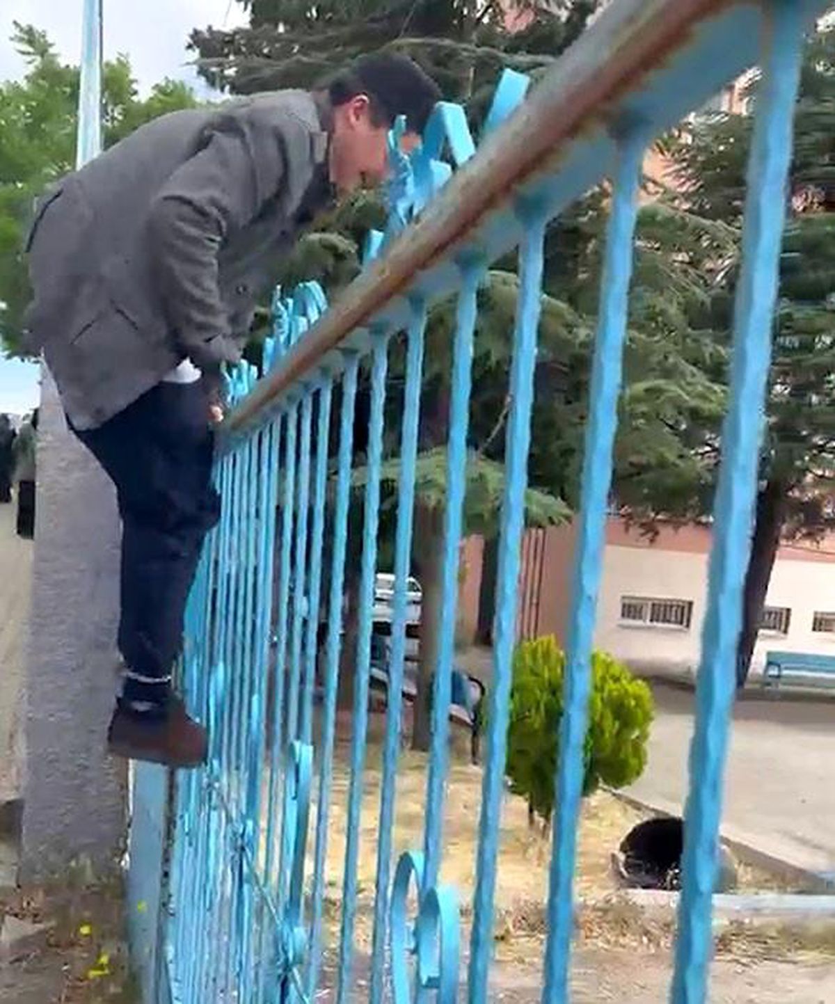 Demir kapıdan atlayarak yetişmeye çalıştı, sınava alınmayınca duvarından atlayarak okuldan ayrıldı
