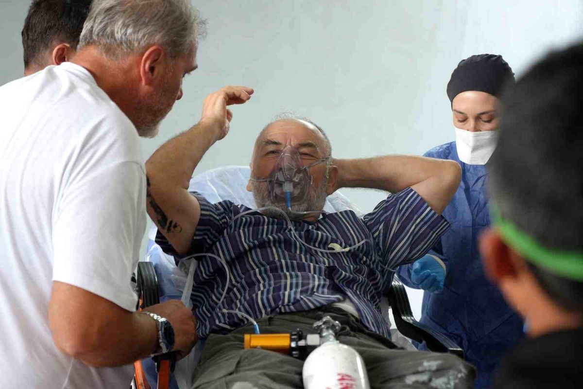 İnşaatın bodrum katına boya taşıyan 2 işçi kokudan baygınlık geçirdi