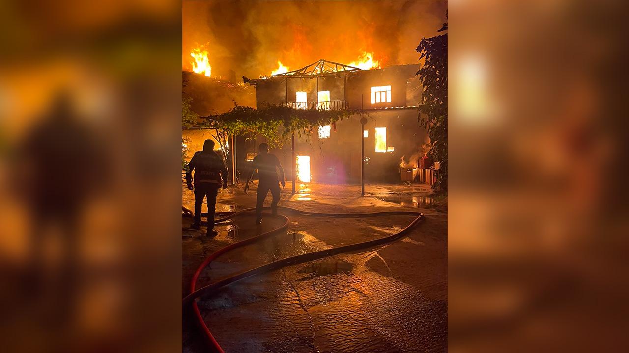 Bilecik'te yangın iki evi küle çevirdi
