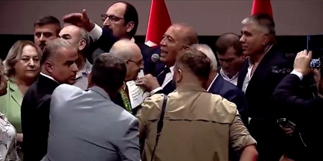 Gürsel Tekin'den tören sırasında görevlilere: İndirin arkadaşları!