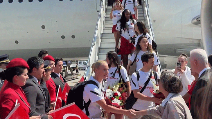 Milletler Ligi şampiyonu Filenin Sultanları Türkiye'ye döndü!