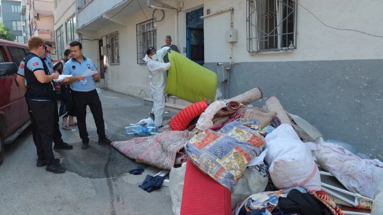 Bursa'da bir evden 5 ton çöp çıktı