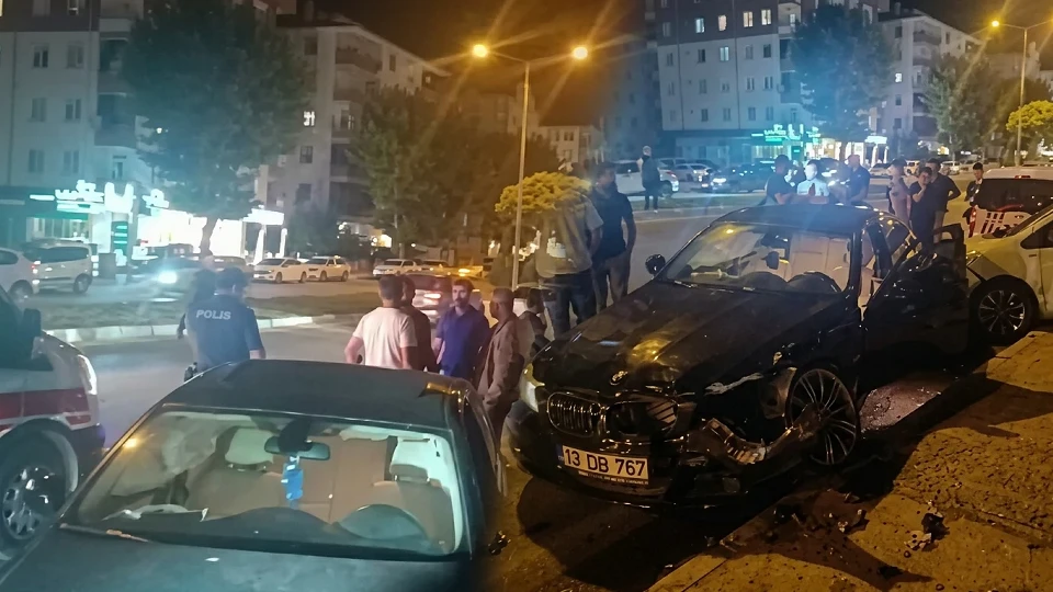 Polis aracına çarptılar! İkisi polis, 4 yaralı var