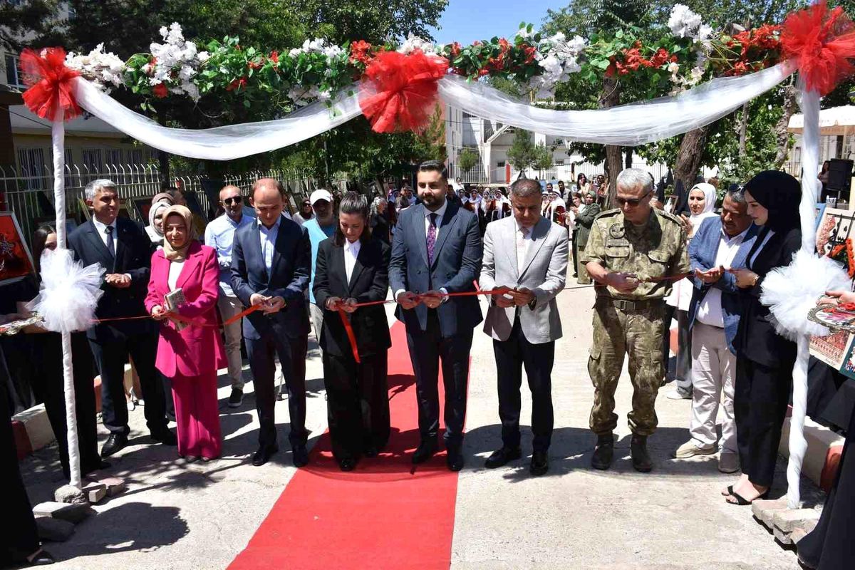 Siverek'te hayat boyu öğrenme haftasında el emeği ürünler sergilendi
