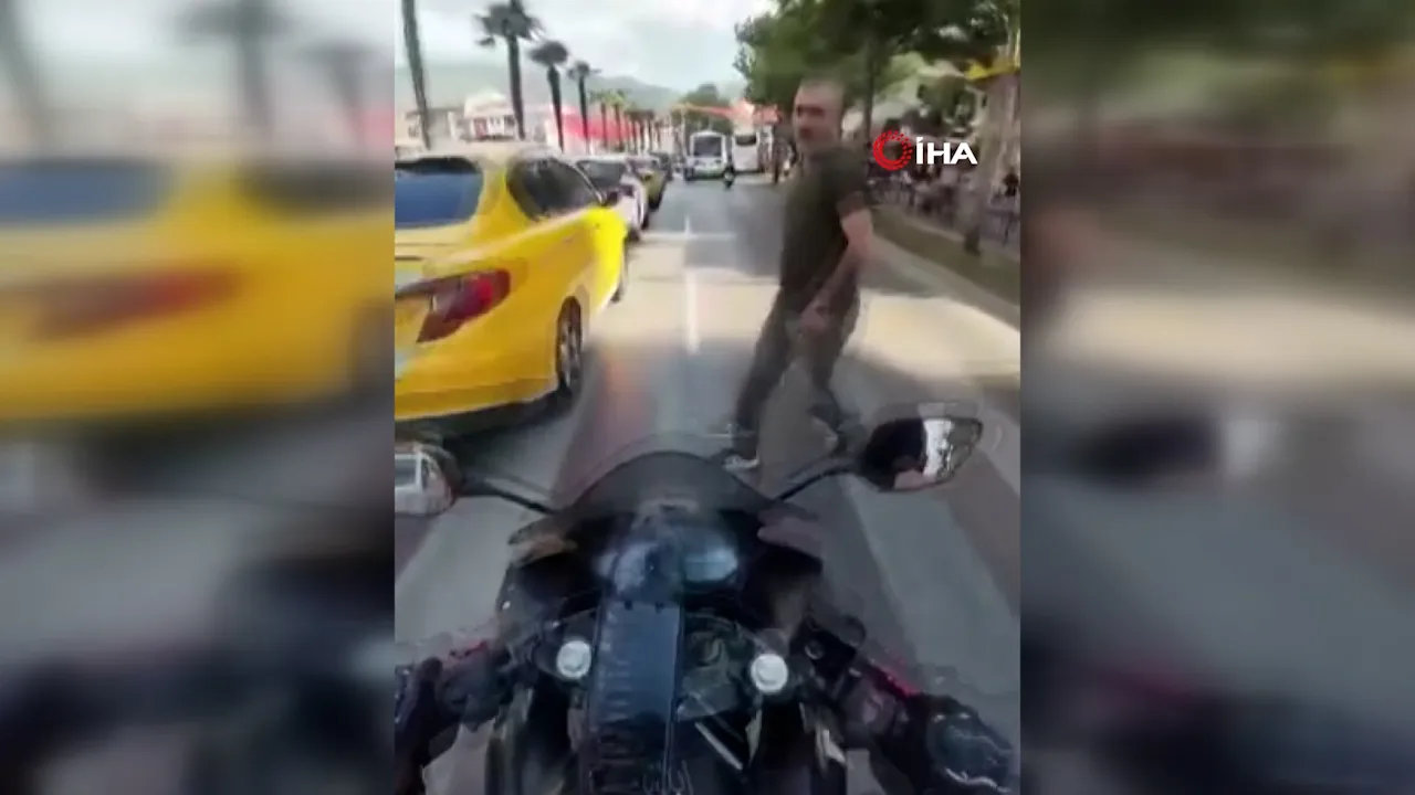 Kör noktadan yola çıkan yayaya motosikletin çarpma anı kask kamerasında